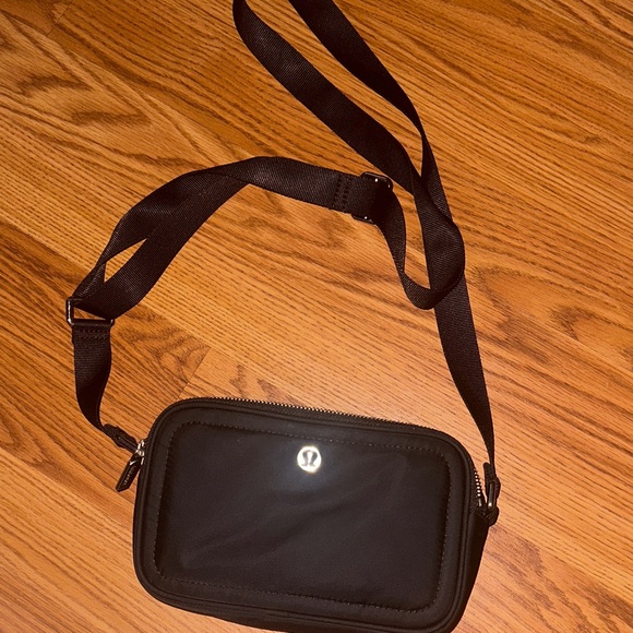 lululemon athletica Handbags - Lululemon Athletica Black Belt Bag